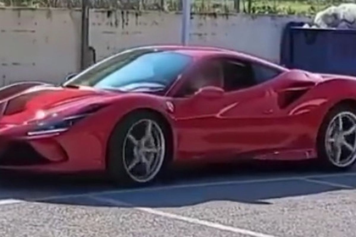 Il bambino di 11 anni alla guida della Ferrari