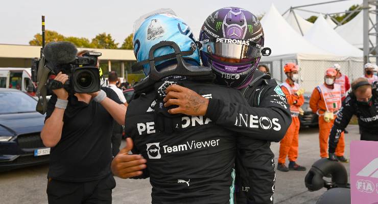 Valtteri Bottas abbraccia Lewis Hamilton dopo le qualifiche del Gran Premio d'Italia di F1 2021 a Monza