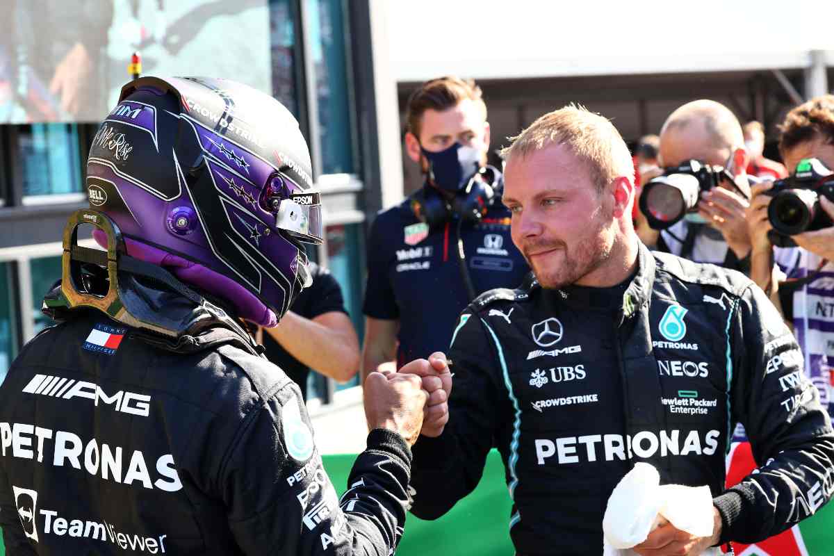 Valtteri Bottas e Lewis Hamilton dopo il Gran Premio d'Olanda di F1 2021 a Zandvoort