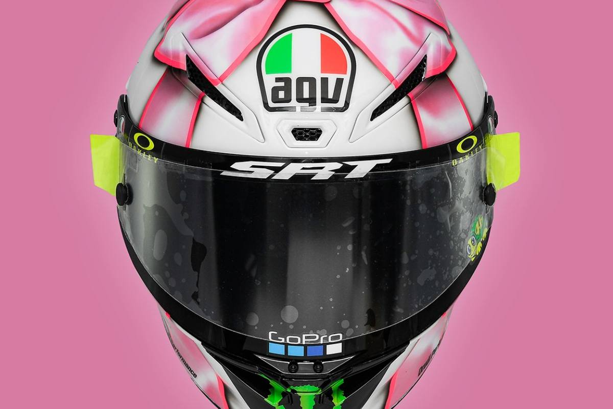 Il casco rosa di Valentino Rossi per il Gran Premio di San Marino di MotoGP 2021 a Misano Adriatico