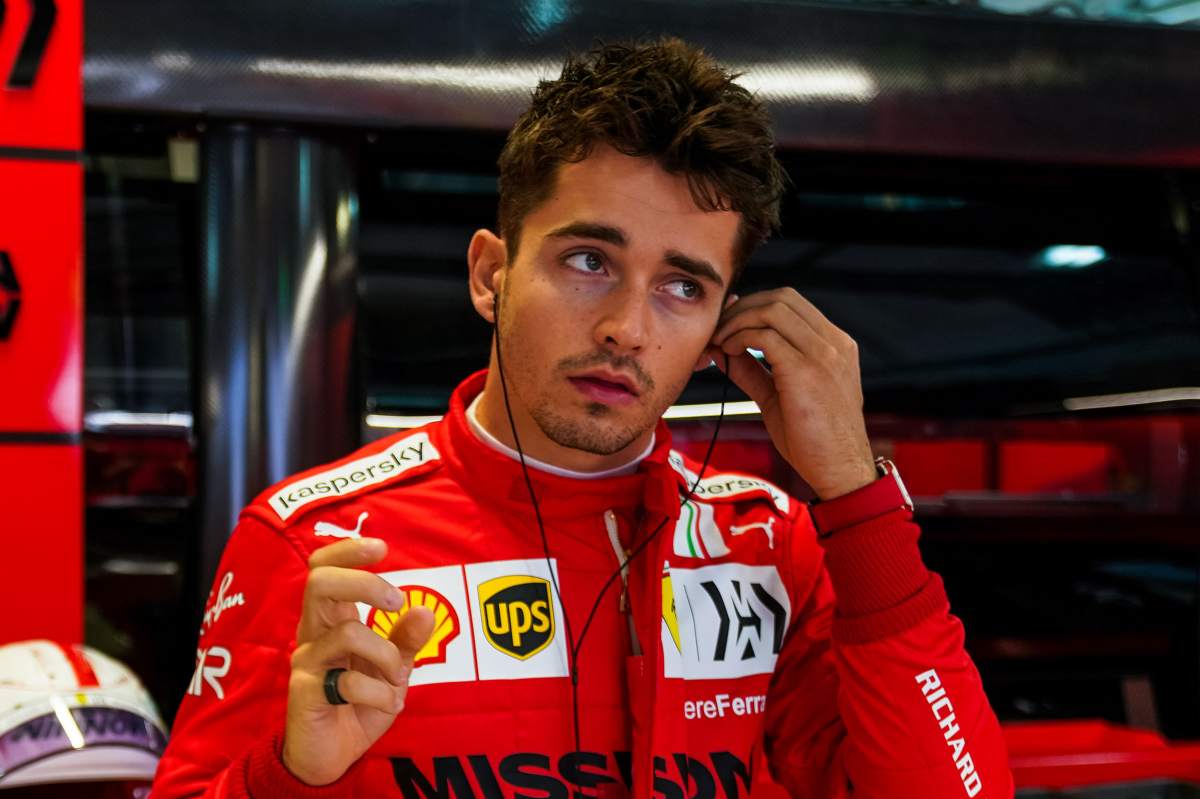 Charles Leclerc ai box nel Gran Premio di Russia di F1 2021 a Sochi