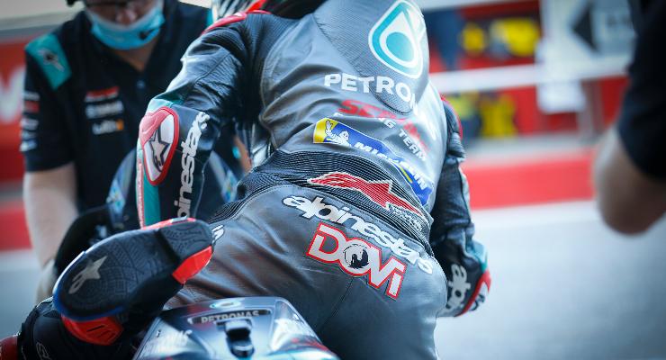 Andrea Dovizioso scende dalla Petronas Yamaha dopo il Gran Premio di San Marino di MotoGP 2021 a Misano Adriatico