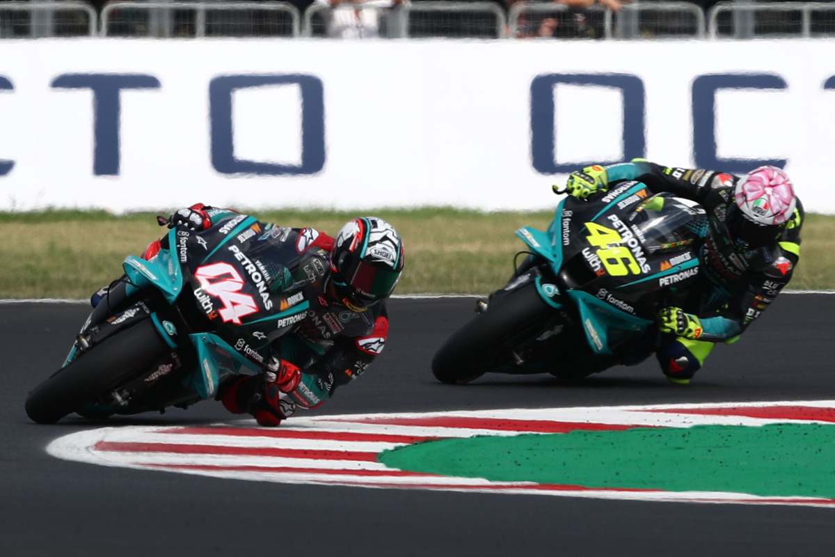 Andrea Dovizioso e Valentino Rossi in pista sulla Yamaha nel Gran Premio di San Marino di MotoGP 2021 a Misano Adriatico