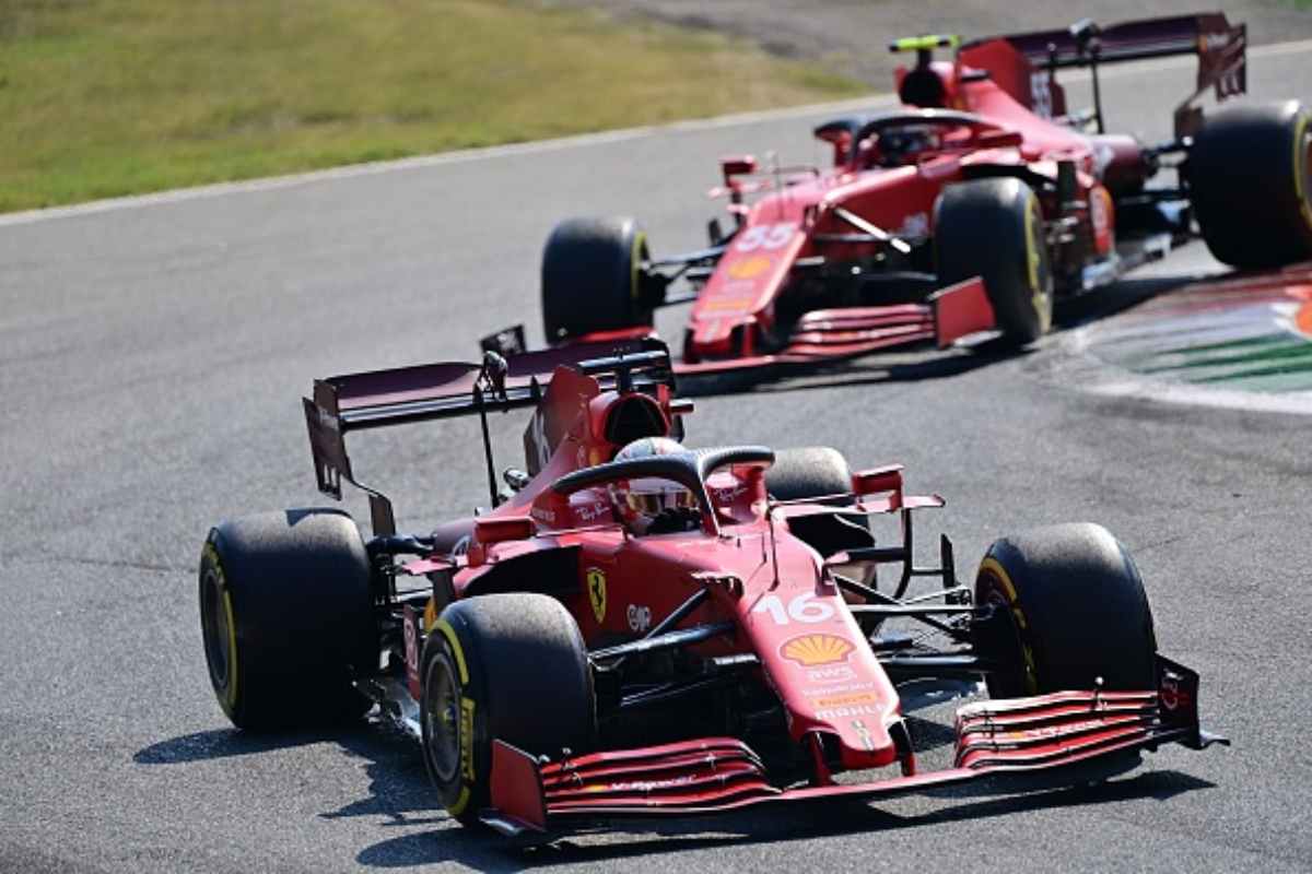 Le Ferrari di Charles Leclerc e Carlos Sainz in pista (Foto ANDREJ ISAKOVIC/AFP via Getty Images)