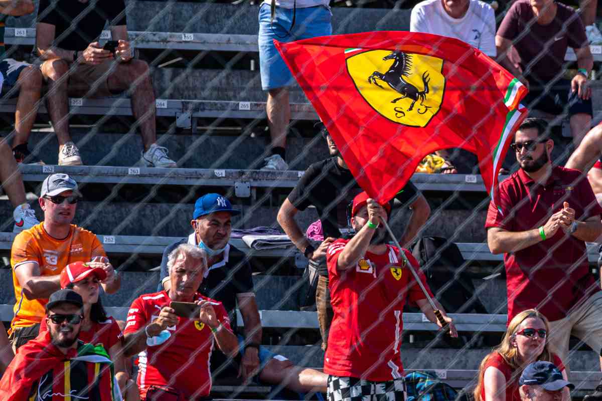 Tifosi con la bandiera Ferrari sulle tribune del Gran Premio d'Italia di F1 2021 a Monza