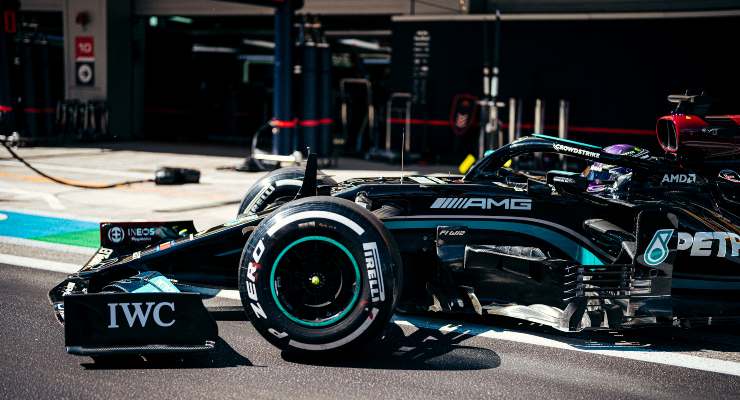 Lewis Hamilton ai box del Gran Premio di Russia a Sochi