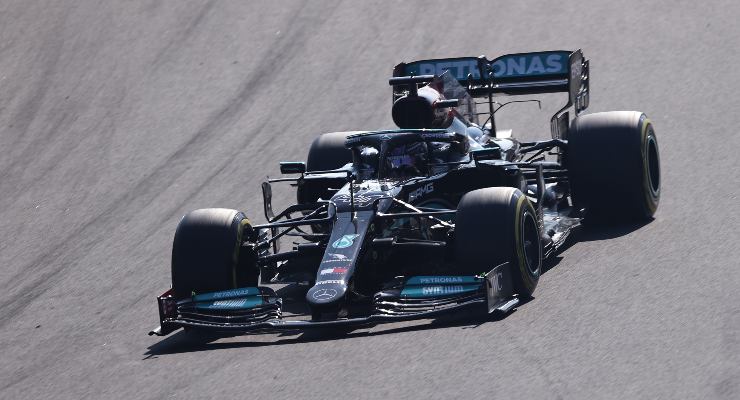 Lewis Hamilton in pista sulla Mercedes