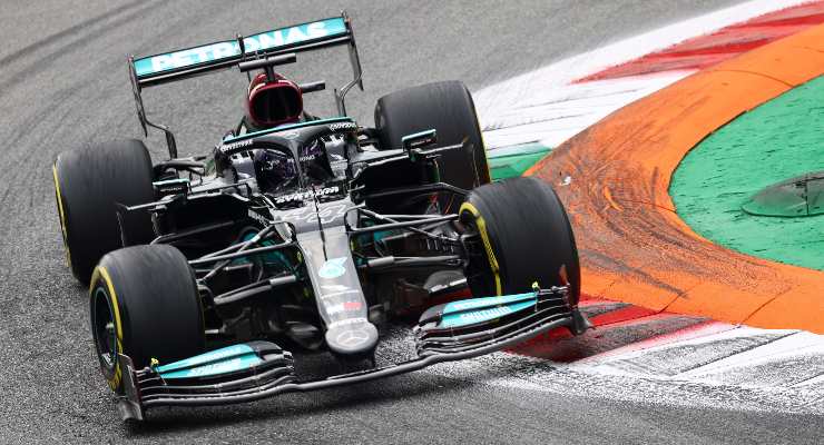 Lewis Hamilton in pista nel Gran Premio d'Italia di F1 2021 a Monza