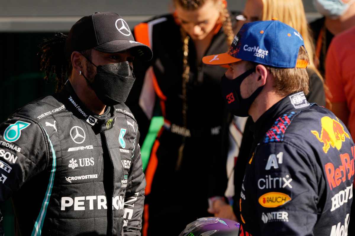 Lewis Hamilton parla con Max Verstappen al termine del Gran Premio d'Olanda di F1 2021 a Zandvoort