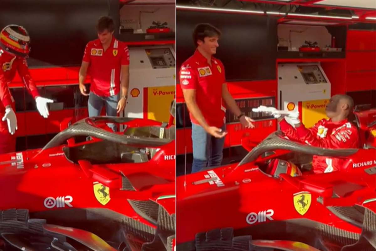 Khaby Lame con Carlos Sainz nel box della Ferrari