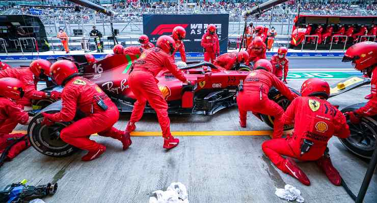Charles Leclerc ai box al Gran Premio di Russia di F1 2021 a Sochi