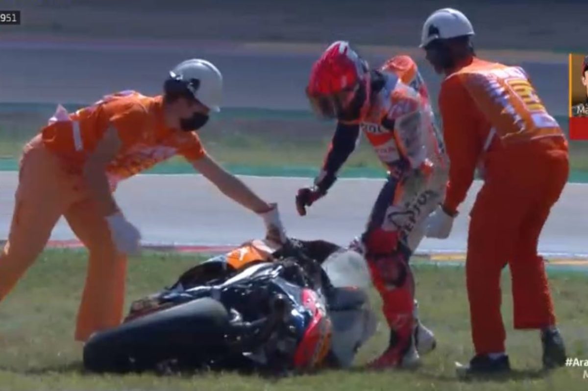La caduta di Marc Marquez nelle prove libere del Gran Premio di Aragona di MotoGP 2021 ad Alcaniz