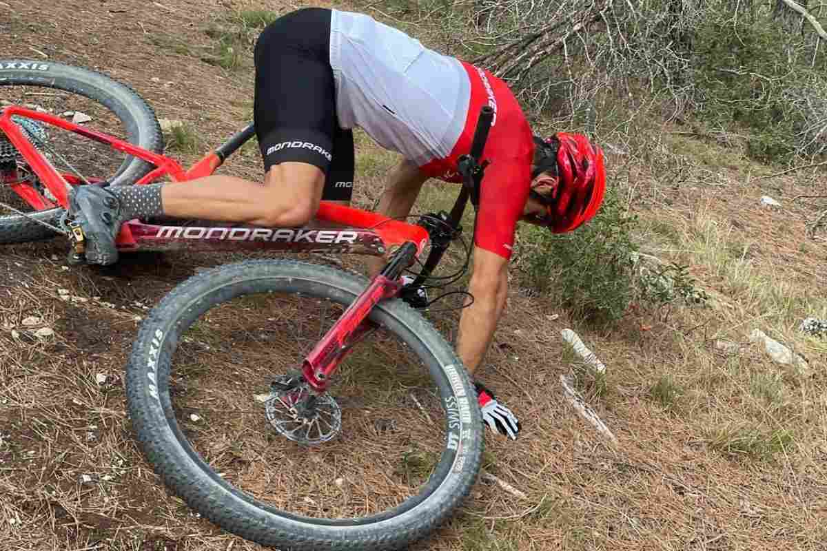 Marc Marquez cade dalla sua mountain bike