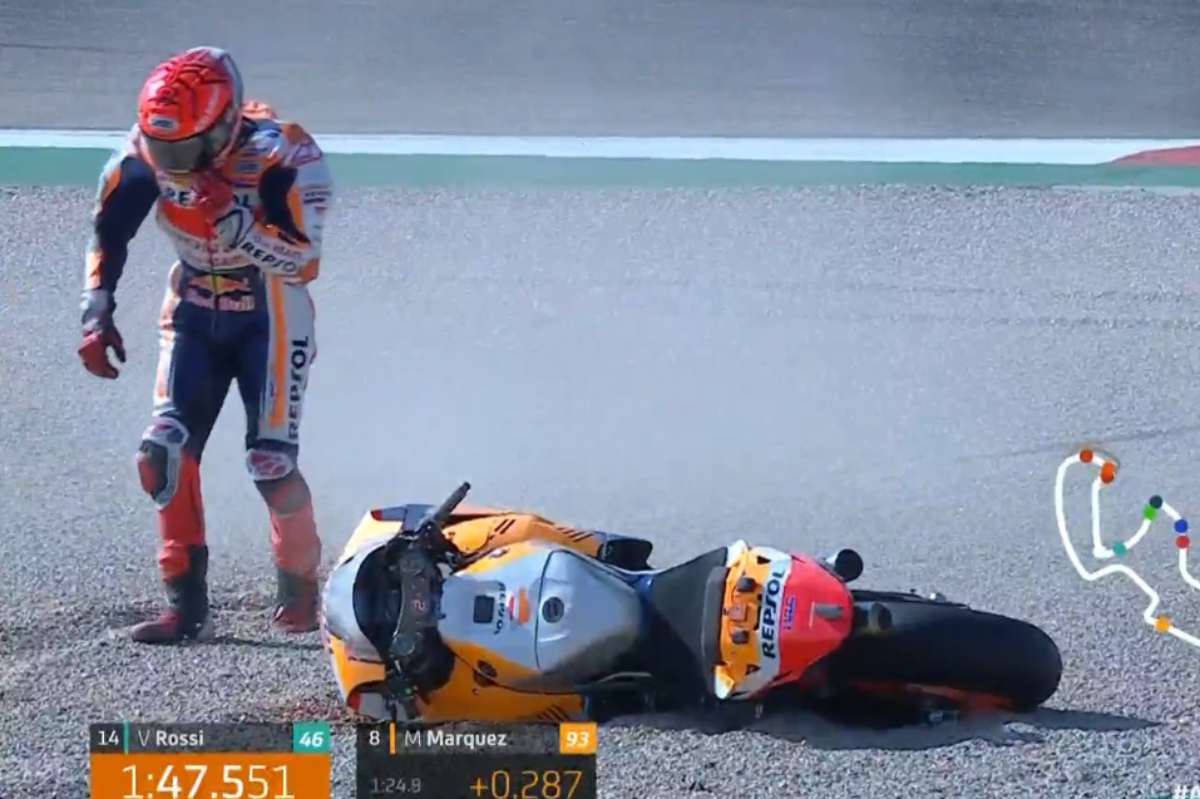 La caduta di Marc Marquez nelle prove libere del Gran Premio di Aragon di MotoGP 2021 ad Alcaniz