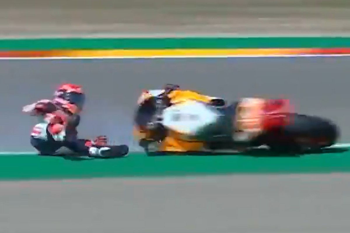La caduta di Marc Marquez nelle prove libere del Gran Premio di Aragona di MotoGP 2021 ad Alcaniz