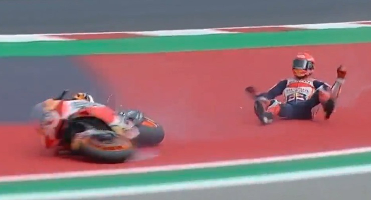 La caduta di Marc Marquez durante le qualifiche del Gran Premio di San Marino a Misano Adriatico (Foto Twitter/MotoGP)