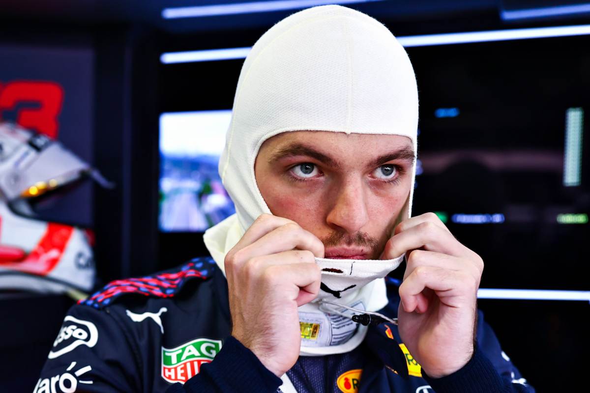 Max Verstappen ai box nel Gran Premio di Russia di F1 2021 a Sochi