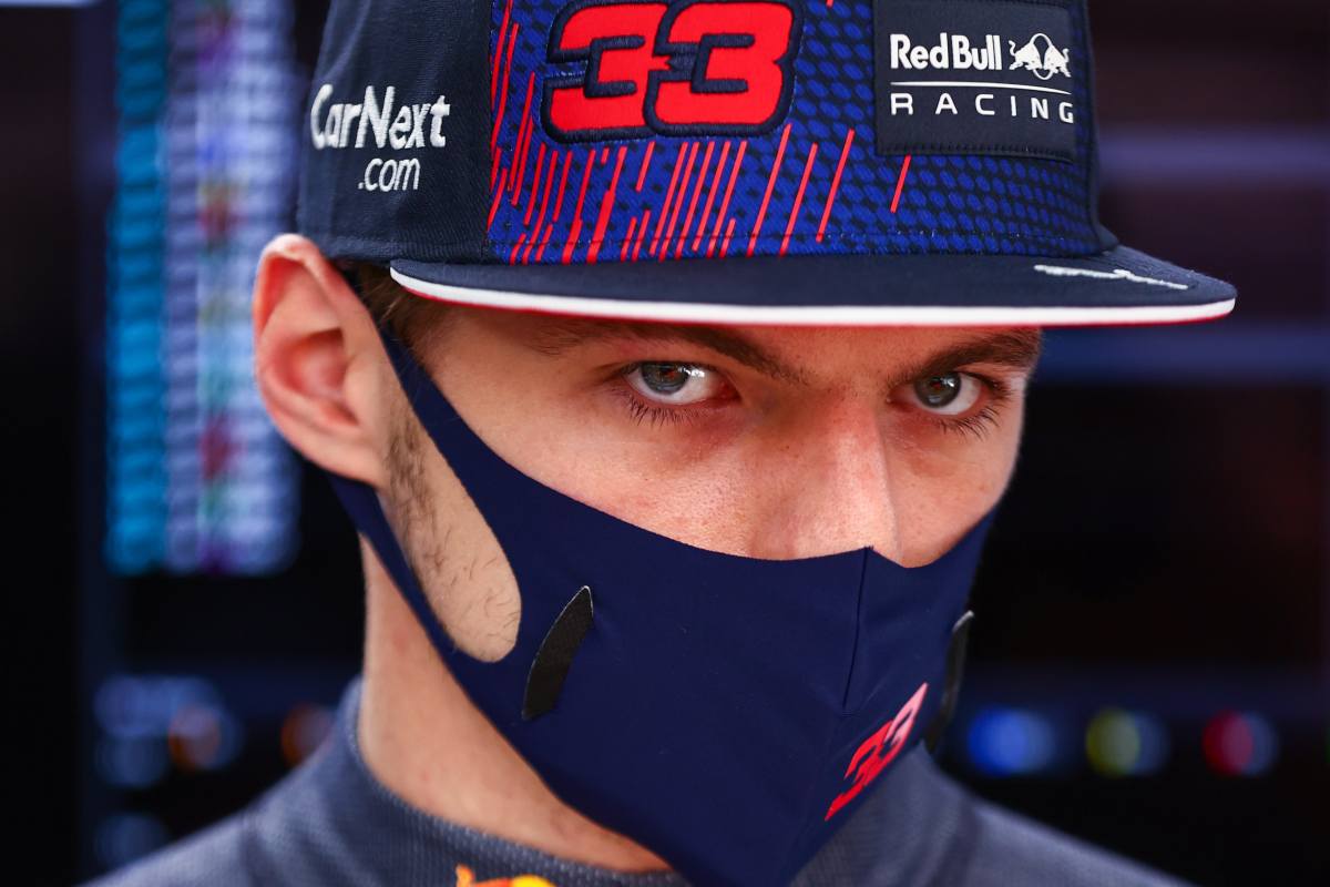 Max Verstappen ai box nel Gran Premio di Russia di F1 2021 a Sochi