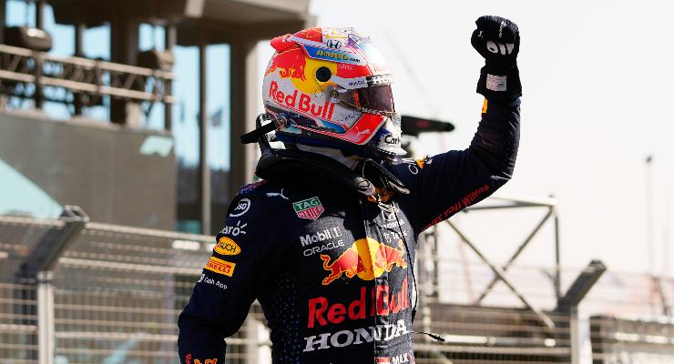 Max Verstappen festeggia la pole position nel Gran Premio d'Olanda di F1 2021 a Zandvoort