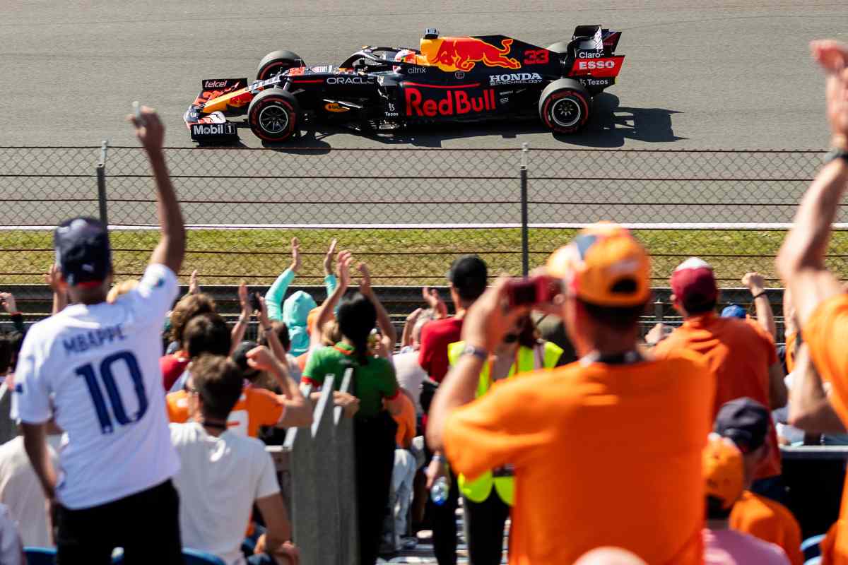 Max Verstappen spinto dal pubblico di casa nelle qualifiche del Gran Premio d'Olanda di F1 2021 a Zandvoort