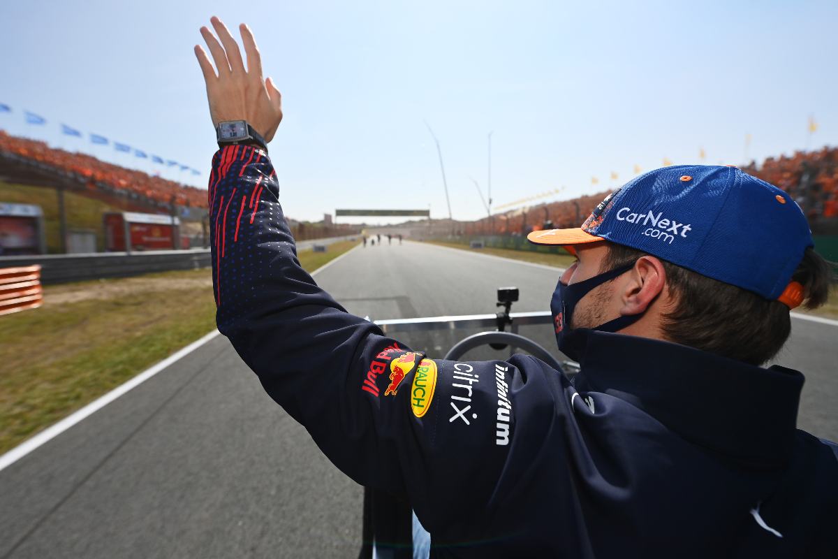 Max Verstappen saluta i tifosi