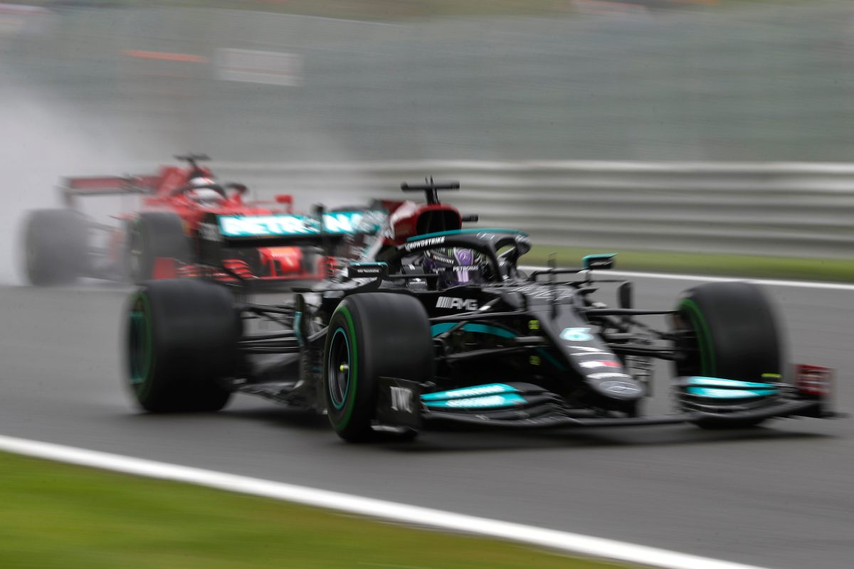 Lewis Hamilton supera la Ferrari al Gran Premio del Belgio di F1 2021 a Spa-Francorchamps
