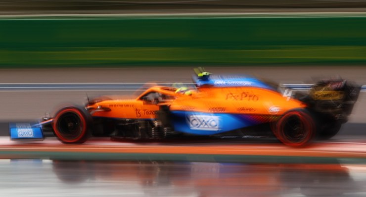 Lando Norris in pista sulla McLaren al Gran Premio di Russia di F1 2021 a Sochi