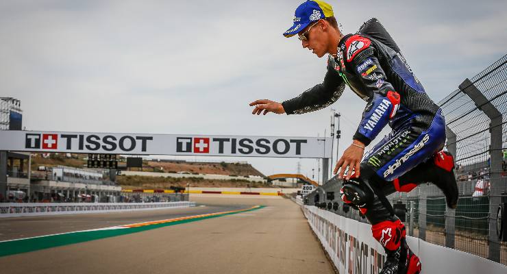 Fabio Quartararo rientra ai box dopo aver lanciato i guanti alla tifosa al Gran Premio di Aragon di MotoGP 2021 ad Alcaniz