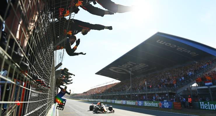 Il team Red Bull esulta per la vittoria di Max Verstappen mel Gran Premio d'Olanda di F1 2021 a Zandvoort