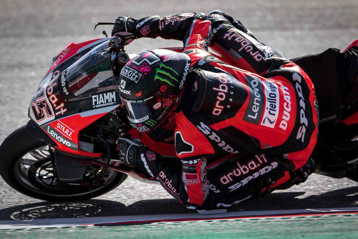 Scott Redding in corsia box nella tappa di Barcellona del Mondiale Superbike