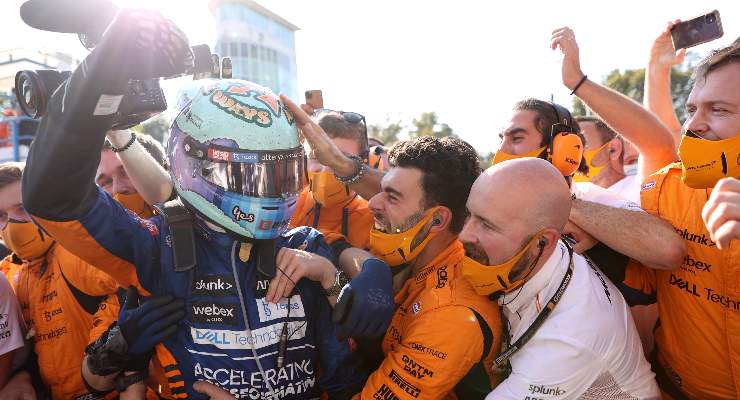 Daniel Ricciardo festeggia con il team McLaren la vittoria al Gran Premio d'Italia di F1 2021 a Monza