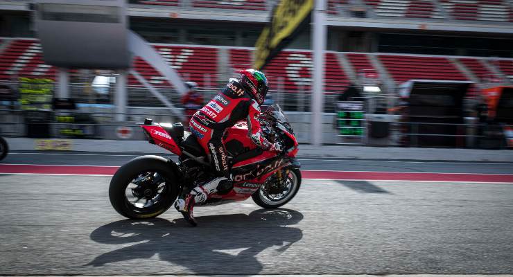 Michael Ruben Rinaldi in corsia box nella tappa di Barcellona del Mondiale Superbike