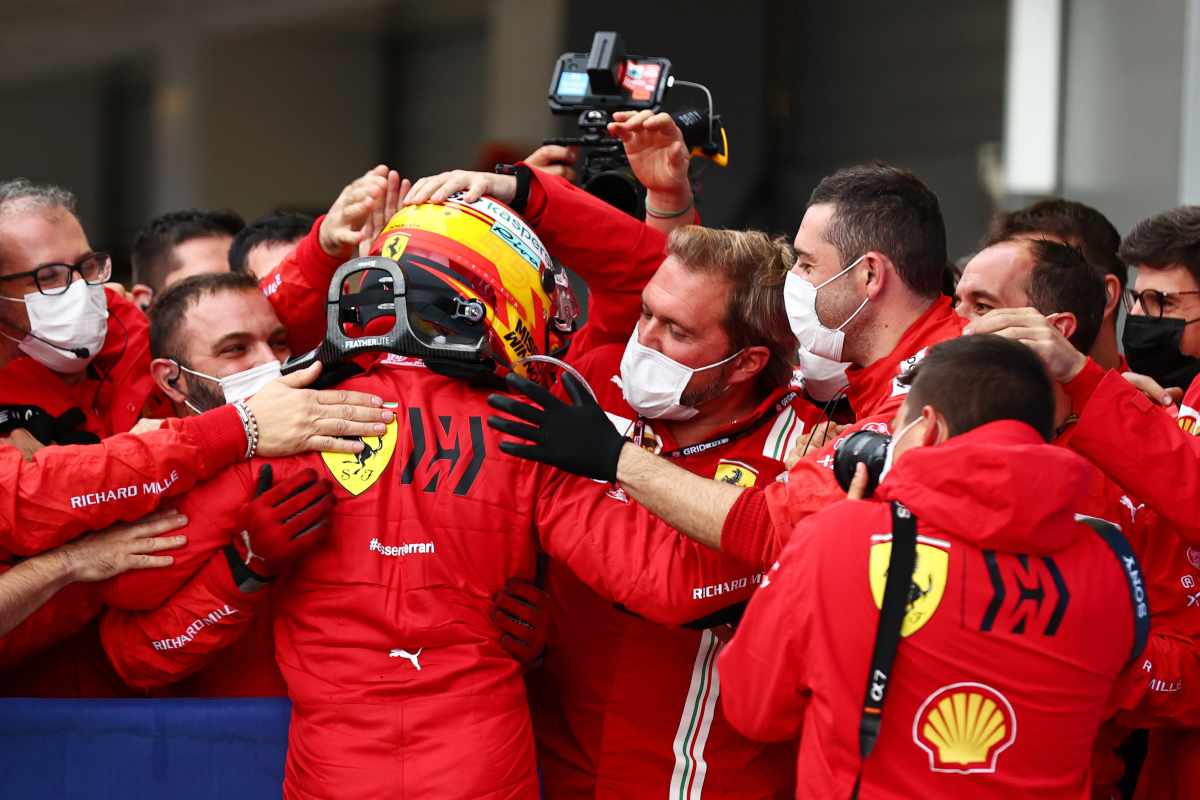 Carlos Sainz festeggia con il team Ferrari il podio al Gran Premio di Russia di F1 2021 a Sochi