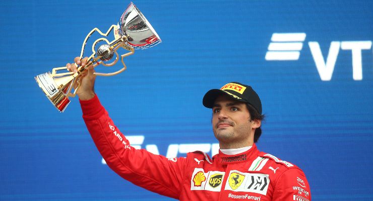 Carlos Sainz sul podio del Gran Premio di Russia di F1 2021 a Sochi