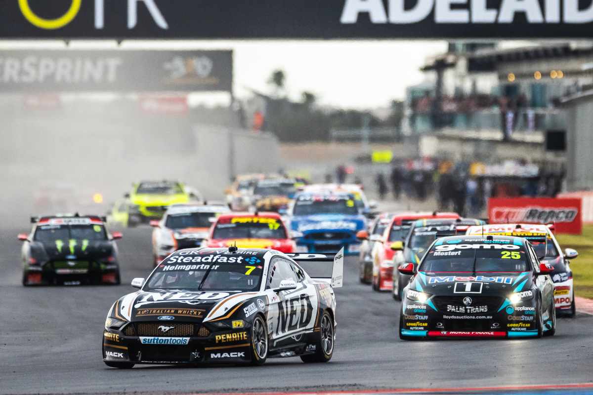 Una fase di gara del campionato di V8 Supercars in Australia