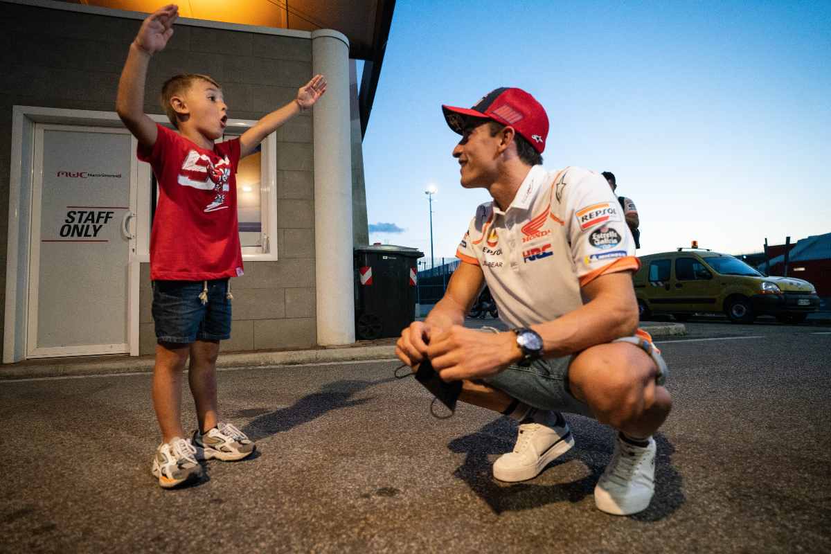 Il piccolo Valentino, di cinque anni, con Marc Marquez