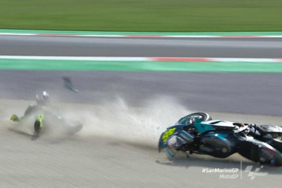 La caduta di Valentino Rossi nelle qualifiche del Gran Premio di San Marino di MotoGP 2021 a Misano Adriatico