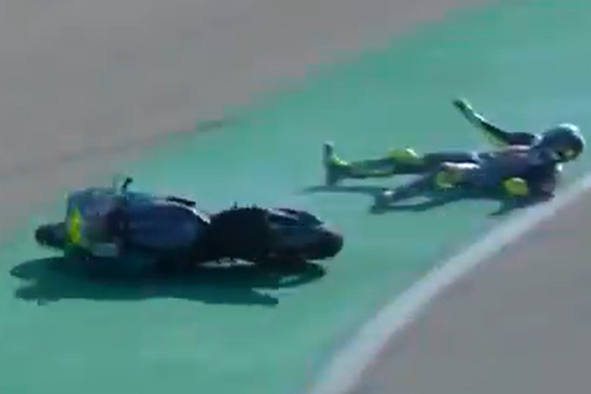 Valentino Rossi cade durante la prima sessione di prove libere del Gran Premio di Aragon di MotoGP 2021 ad Alcaniz
