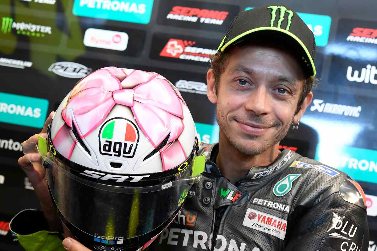 Valentino Rossi mostra il casco rosa in onore della figlia disegnato per il Gran Premio di San Marino di MotoGP 2021 a Misano Adriatico