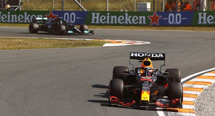 Lewis Hamilton dietro a Max Verstappen nel Gran Premio d'Olanda di F1 2021 a Zandvoort