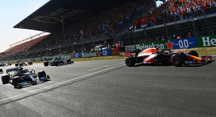 La Red Bull di Max Verstappen in pista davanti alla Mercedes di Lewis Hamilton
