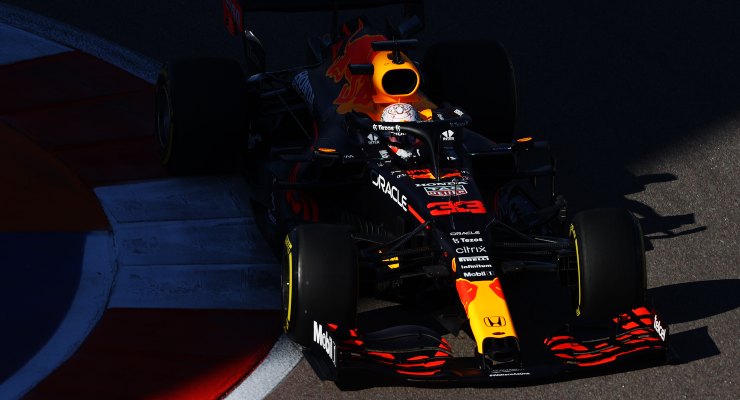 Max Verstappen in pista al Gran Premio di Russia di F1 2021 a Sochi