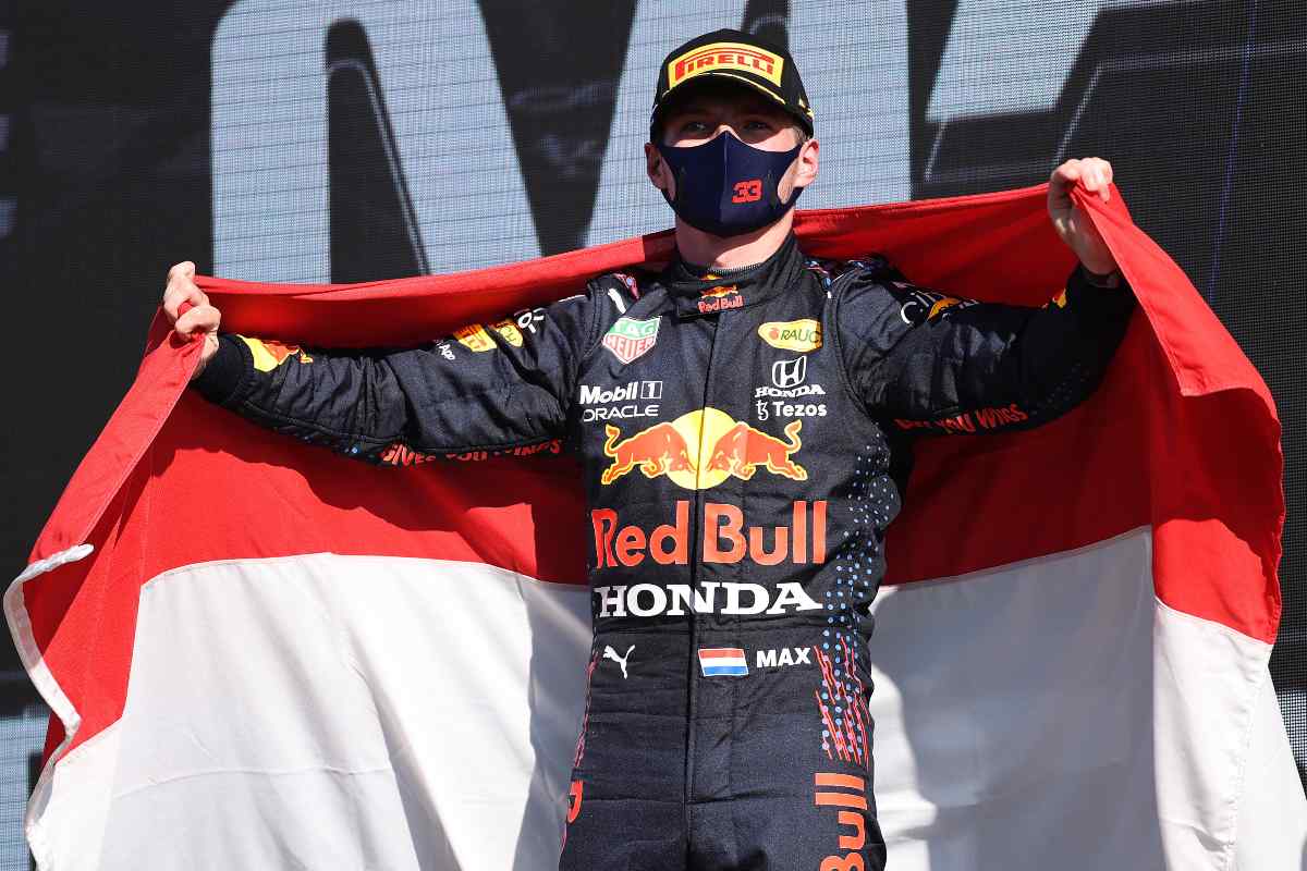 Max Verstappen festeggia sul gradino più alto del podio del Gran Premio d'Olanda di F1 2021 a Zandvoort