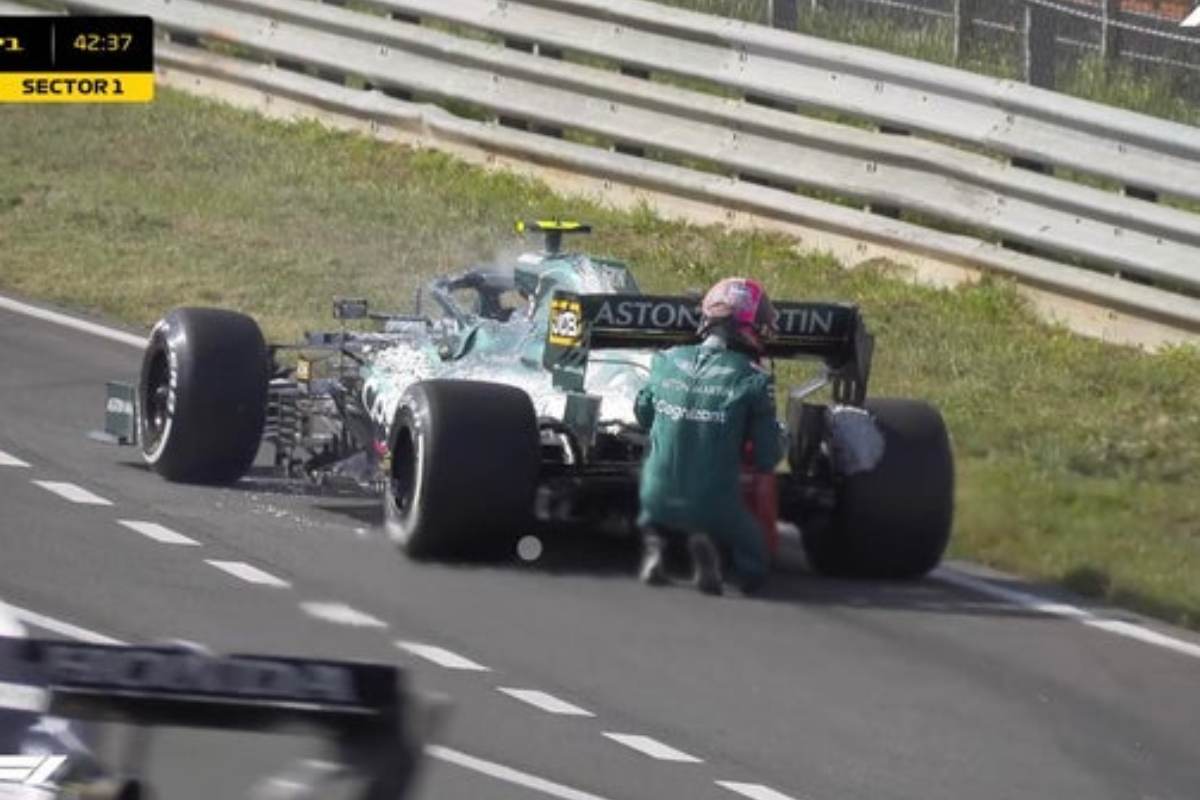 Sebastian Vettel spegne l'incendio sulla sua Aston Martin nelle prove libere del Gran Premio d'Olanda di F1 2021 a Zandvoort