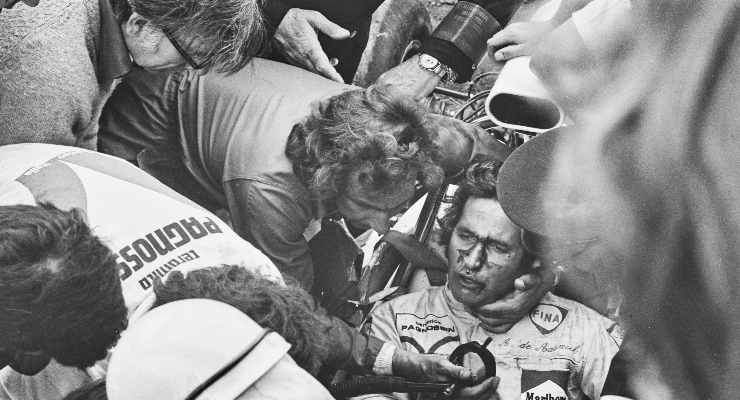 Andrea De Adamich soccorso dopo l'incidente a Silverstone nel 1973 (Foto di Evening Standard/Hulton Archive/Getty Images)