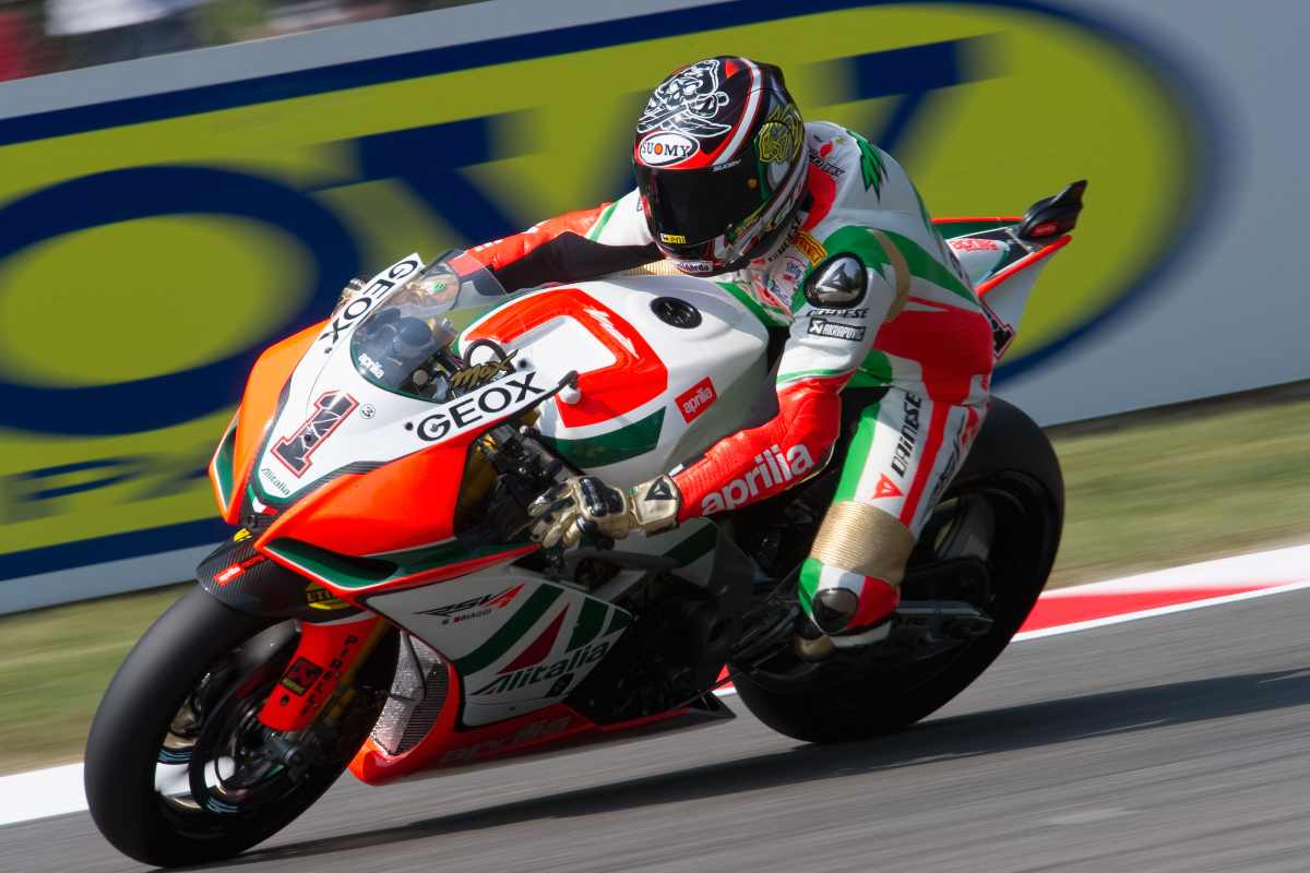 Max Biaggi su Aprilia con livrea Alitalia nel 2011 (Foto di Mirco Lazzari gp/Getty Images)