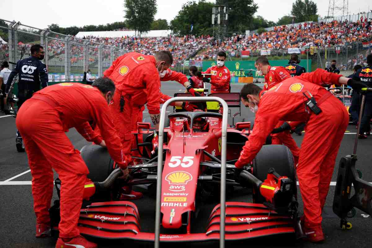 la Ferrari di Sainz prima della partenza del GP (Foto di Florion Goga - Pool/Getty Images)
