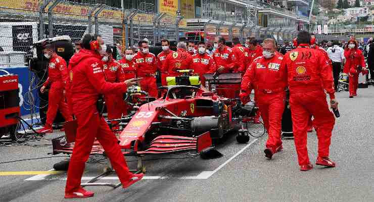 La Ferrari sulla griglia di partenza (Foto di Yuri Kochetkov - Pool/Getty Images)