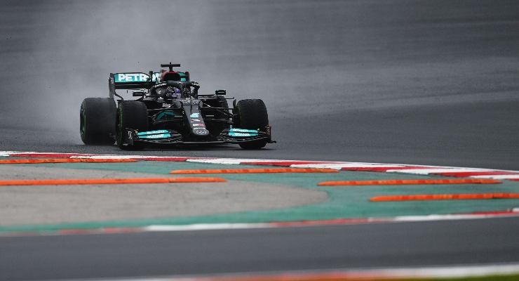 Hamilton in pista (Foto di Dan Mullan/Getty Images)