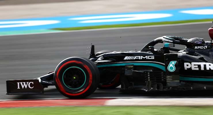 Hamilton in pista con la W12 (Foto di Bryn Lennon/Getty Images)